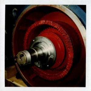 Travail de réparation de moteur électrique en atelier 1980